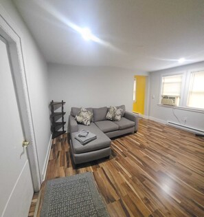 Living area - Perfect 3-bedroom apartment in Waterbury CT (Waterbury)