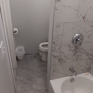 Secadora de cabello, toallas, jabón, papel de baño 
