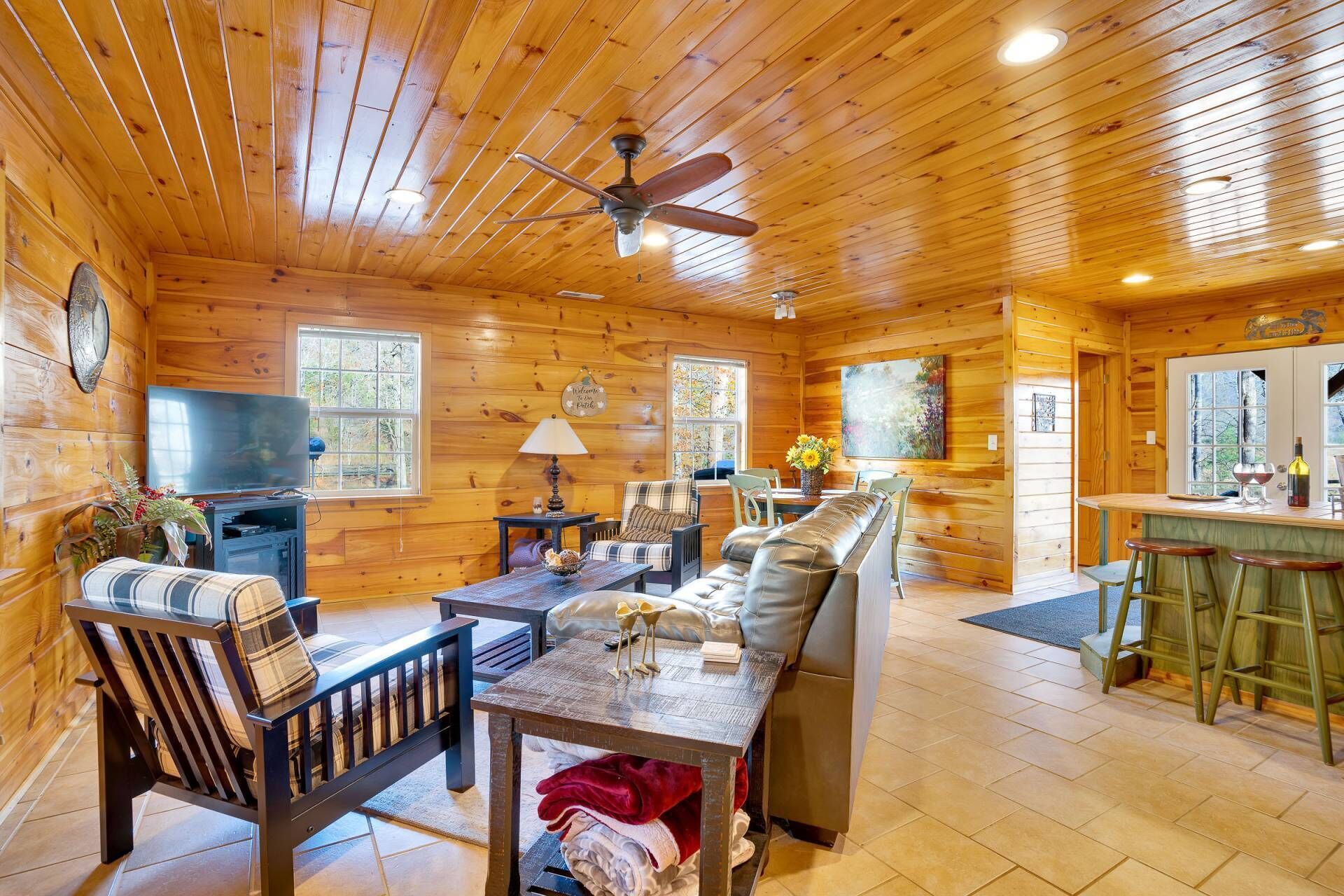 Een televisie en een open haard