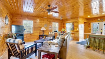 Een televisie en een open haard