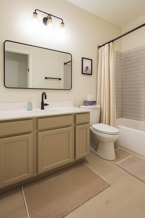 Hair dryer, towels, soap, toilet paper - Charming 3-bedroom house with AC in adorable Waddell (Waddell)