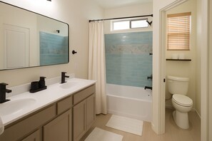 Hair dryer, towels, soap, toilet paper - Charming 3-bedroom house with AC in adorable Waddell (Waddell)