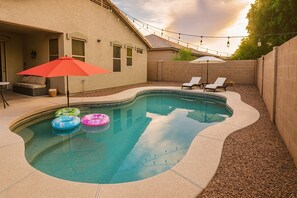 Outdoor pool - Charming 3-bedroom house with AC in adorable Waddell (Waddell)