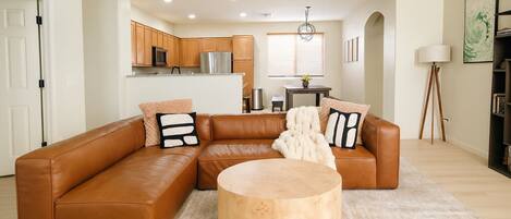 Smart TV, libros, monitor de computadora y impresora