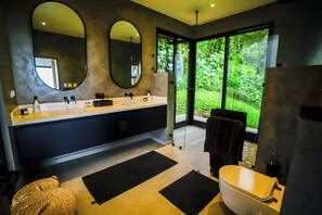 Shower, hair dryer, bidet, towels