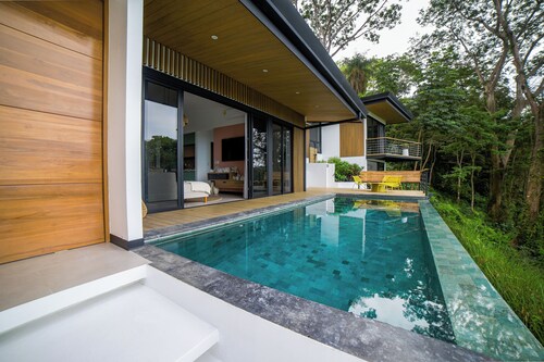 New 2-bedroom villa, ocean and jungle views, minutes to beaches with AC and gym