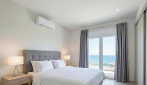 Attico Luxury, vista spiaggia | Una scrivania, tende oscuranti, insonorizzazione, ferro/asse da stiro