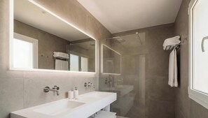 Penthouse Mewah, pemandangan pantai | Kamar mandi | Shower, perlengkapan mandi gratis, pengering rambut, dan sandal