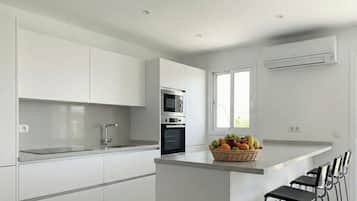 Refrigerador con freezer, microondas, horno, placa de cocina