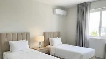 Escritorio, cortinas blackout y sistema de insonorización