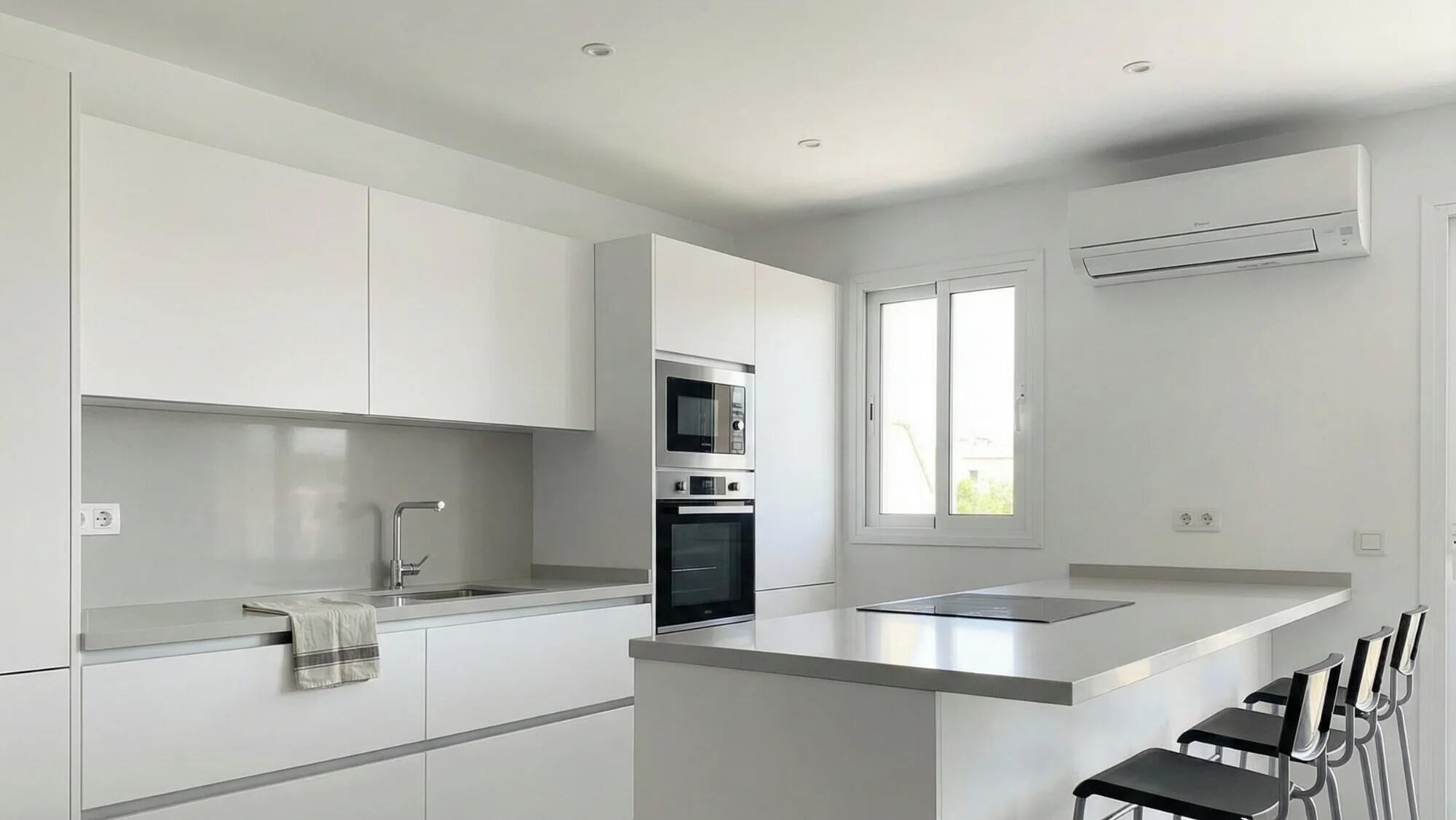 Penthouse de lujo, vista a la playa | Cocina privada | Refrigerador con congelador, microondas, horno y parrilla de estufa 