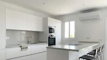 Penthouse de lujo, vista a la playa | Cocina privada | Refrigerador con congelador, microondas, horno y parrilla de estufa