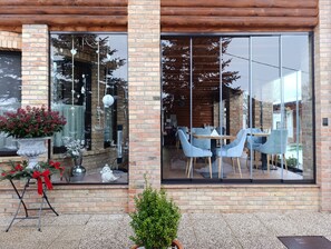 Outdoor dining - Villa Diva (Budureasa)
