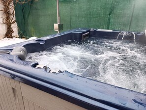 Outdoor spa tub - Villa Diva (Budureasa)