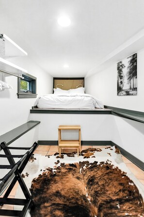 Comfort Studio | Laptop workspace, free WiFi - Montlake Studio in Spite House (Seattle)