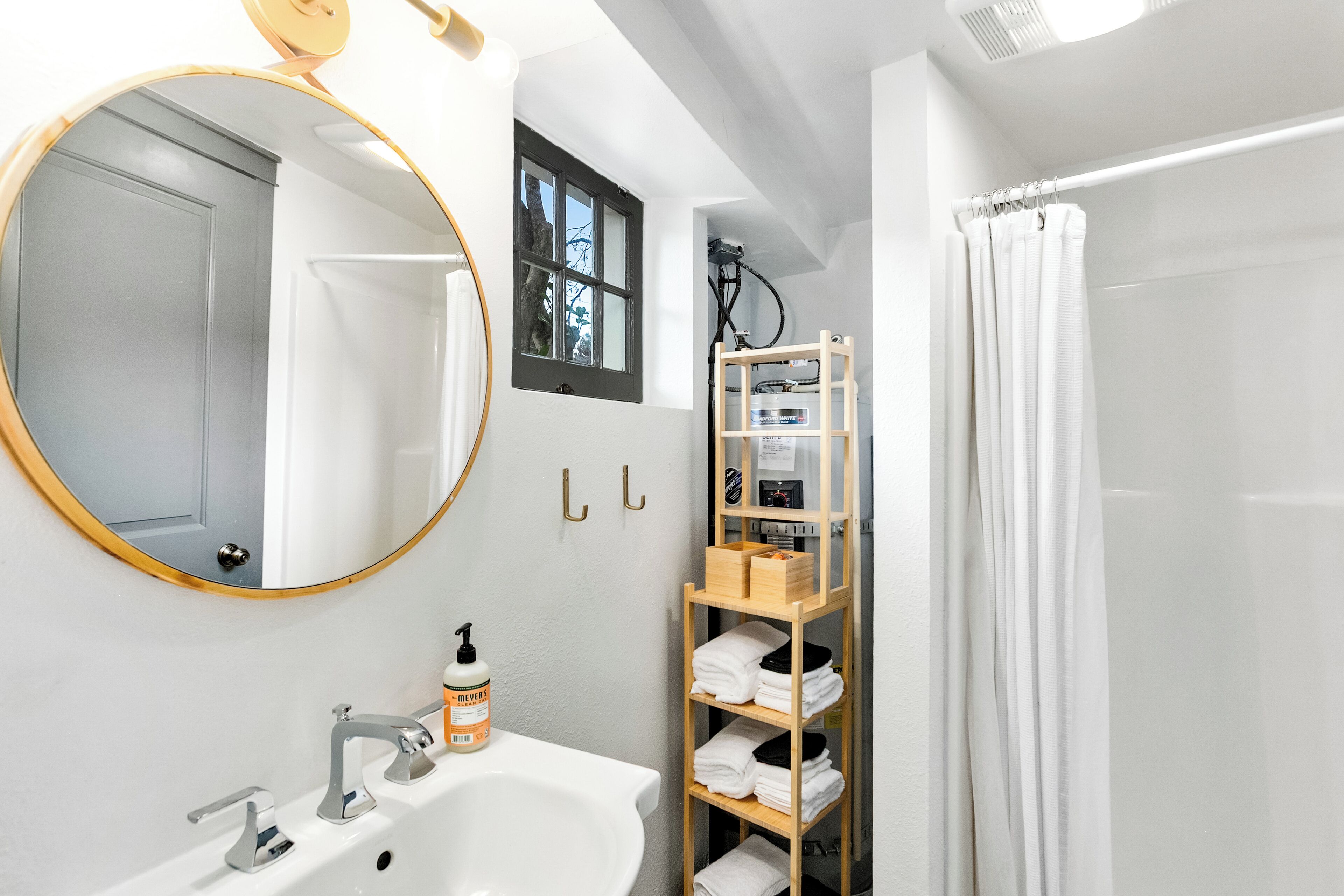 Comfort Studio | Bathroom | Shower, towels, soap, shampoo