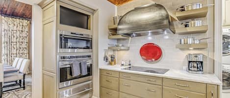 Cafetera y tetera, refrigerador, parrilla de estufa y tostadora