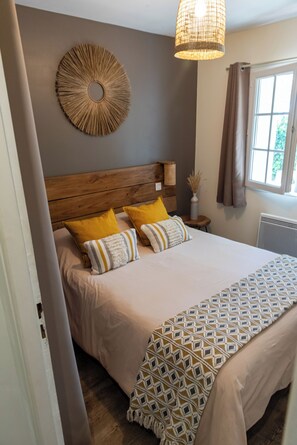 2 bedrooms, iron/ironing board, WiFi, bed sheets - Charming house in camargue jacuzzi sauna and private pool (Vauvert)