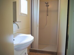 Shower, towels - Mobile Home in Tuscany | Garden and AC | Relaxed Outdoor Living (Capannole)