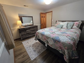 2 habitaciones, escritorio, tabla de planchar con plancha y wifi gratis 