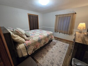 2 bedrooms, desk, iron/ironing board, free WiFi - Cozy 2-bedroom  basement apartment in a quiet Cheyenne neighborhood. (Cheyenne)