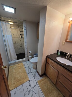 Shower, towels, soap, shampoo - Cozy 2-bedroom  basement apartment in a quiet Cheyenne neighborhood. (Cheyenne)