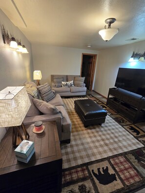 Smart TV, books - Cozy 2-bedroom  basement apartment in a quiet Cheyenne neighborhood. (Cheyenne)