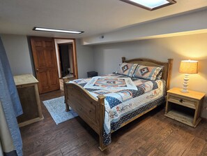 2 bedrooms, desk, iron/ironing board, free WiFi - Cozy 2-bedroom  basement apartment in a quiet Cheyenne neighborhood. (Cheyenne)