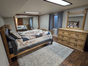 2 bedrooms, desk, iron/ironing board, free WiFi - Cozy 2-bedroom  basement apartment in a quiet Cheyenne neighborhood. (Cheyenne)