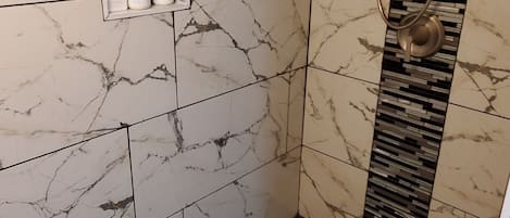 Dusche, Handtücher, Seife, Shampoo