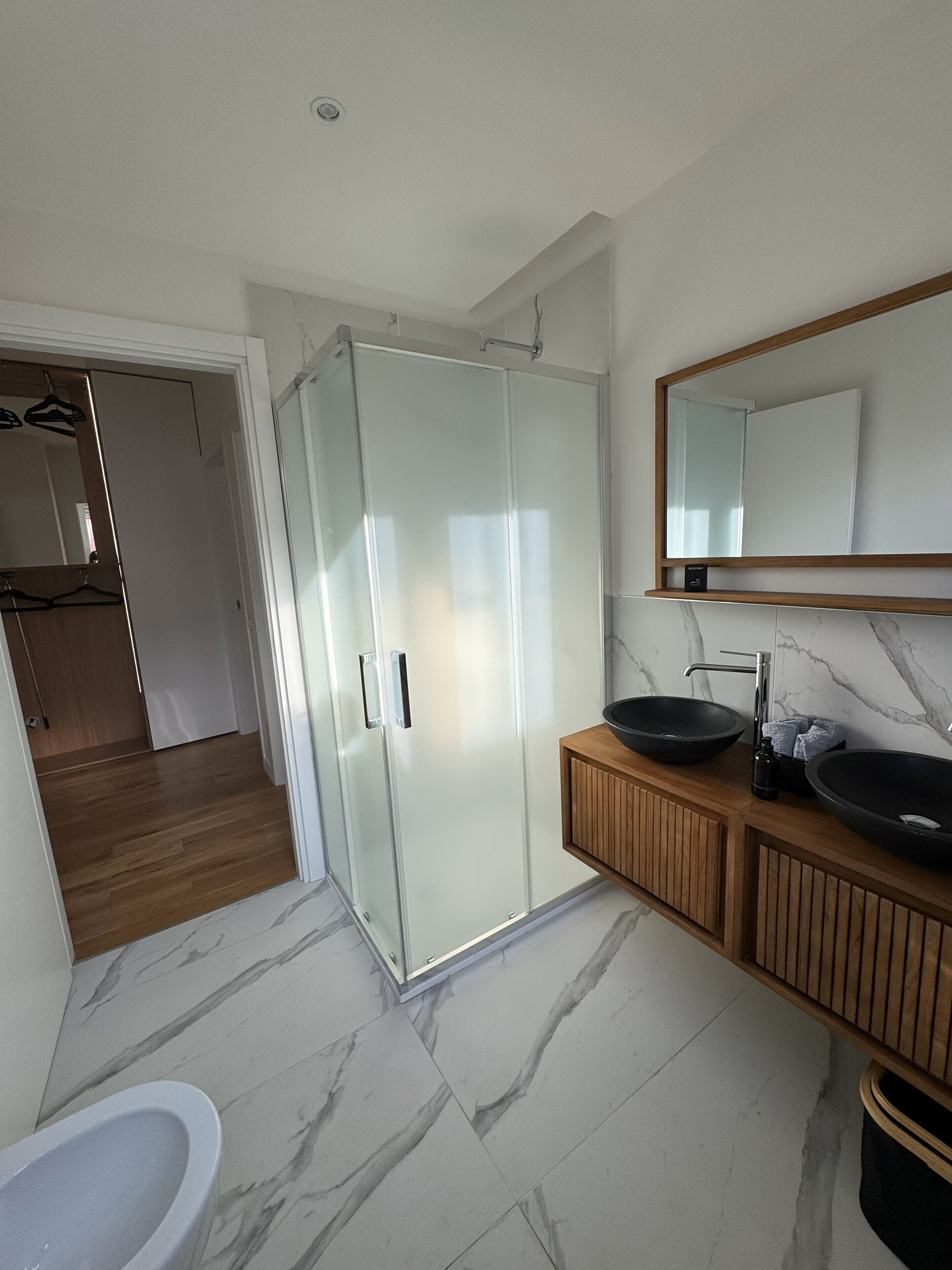 Secadora de cabello, bidet, toallas, jabón 