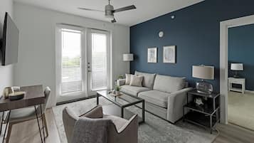 Appartamento (2 Bedrooms) | Area soggiorno | Smart TV 50 pollici con canali digitali