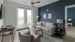 Căn hộ (2 Bedrooms) | Khu phòng khách | Smart TV 50-inch có truyền hình kỹ thuật số