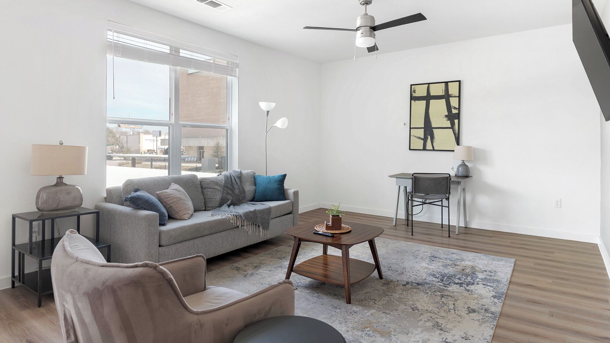 Căn hộ (1 Bedroom) | Khu phòng khách | Smart TV 50-inch có truyền hình kỹ thuật số 