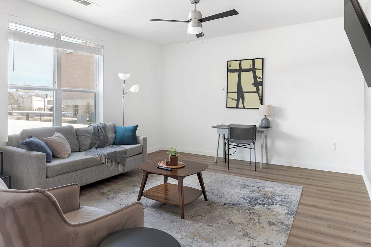 Căn hộ (1 Bedroom) | Khu phòng khách | Smart TV 50-inch có truyền hình kỹ thuật số