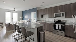 Appartement (2 Bedrooms) | Cuisine privée | Réfrigérateur, four à micro-ondes, un four, surface de cuisson