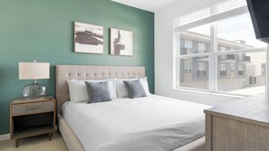 Appartement (1 Bedroom) | 1 chambre, décor unique, ameublement unique, bureau