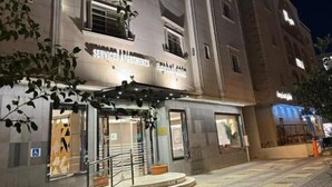 A multi-story hotel with a modern facade, illuminated signage, and a ground-level entrance with a covered area. - Nozol Aram 4 Elnafal (Riyadh)