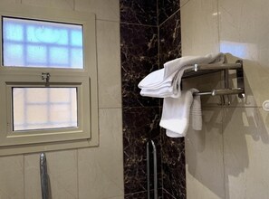 Room | Bathroom | Hair dryer, slippers, towels, soap - Nozol Aram 4 Elnafal (Riyadh)