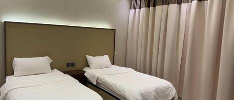 Safe på rommet, blendingsgardiner, lydisolert og wi-fi (inkludert)