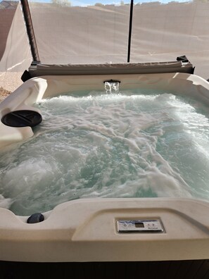 Outdoor spa tub - Casa Limpia Tucson! (Tucson)