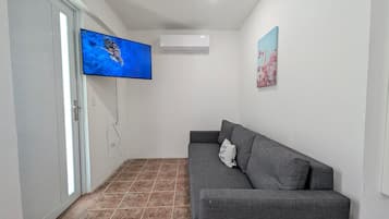 Studio (03) | Khu phòng khách | Smart TV 40-inch có truyền hình kỹ thuật số, Netflix, dịch vụ stream