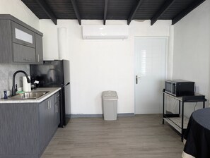Studio (06) | Private kitchen | Fridge, microwave, coffee/tea maker, cleaning supplies - Villa Mango (Fajardo)