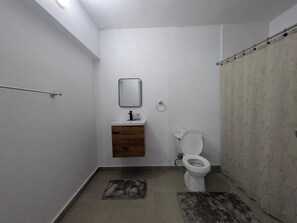 Estudio básico | Baño | Ducha, artículos de higiene personal gratuitos y secador de pelo