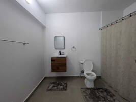 Ducha, artículos de tocador gratuitos, secador de pelo, toallas