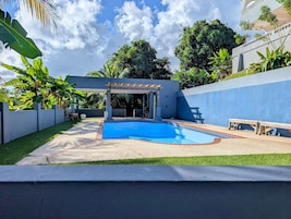 Una piscina al aire libre