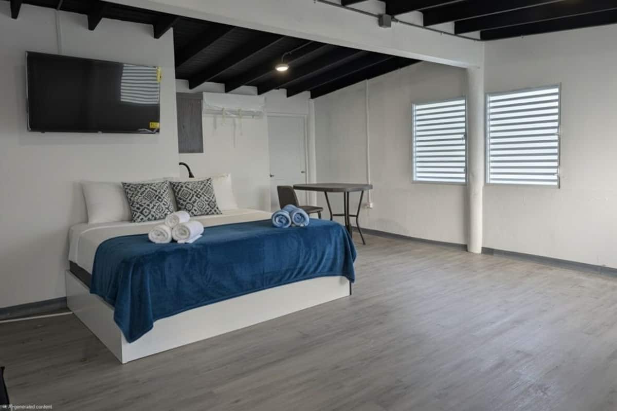 Studio Bulan Madu | Ruang kerja ramah laptop, setrika/meja setrika, dan Wi-Fi gratis