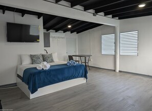 Estudio de luna de miel | Espacio para trabajar con un portátil y tabla de planchar con plancha