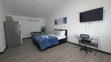 Studio (05) | Desk, laptop workspace, iron/ironing board, free WiFi