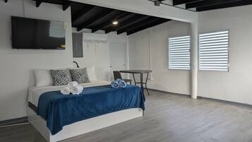 Estudi nupcial | Espai de treball apte per a portàtils i planxa i posts de planxar